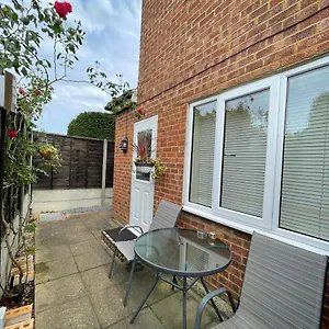 Studio-2 Staines,heathrow, London-own Entrance Apartment Staines-upon-Thames