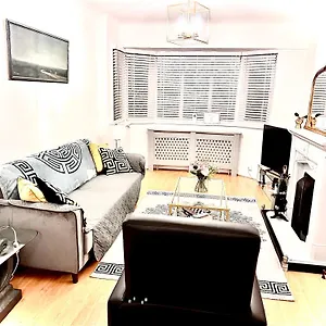 Modern Cozy Oasis: Tony's 3-bedroom Retreat Holiday home Catford